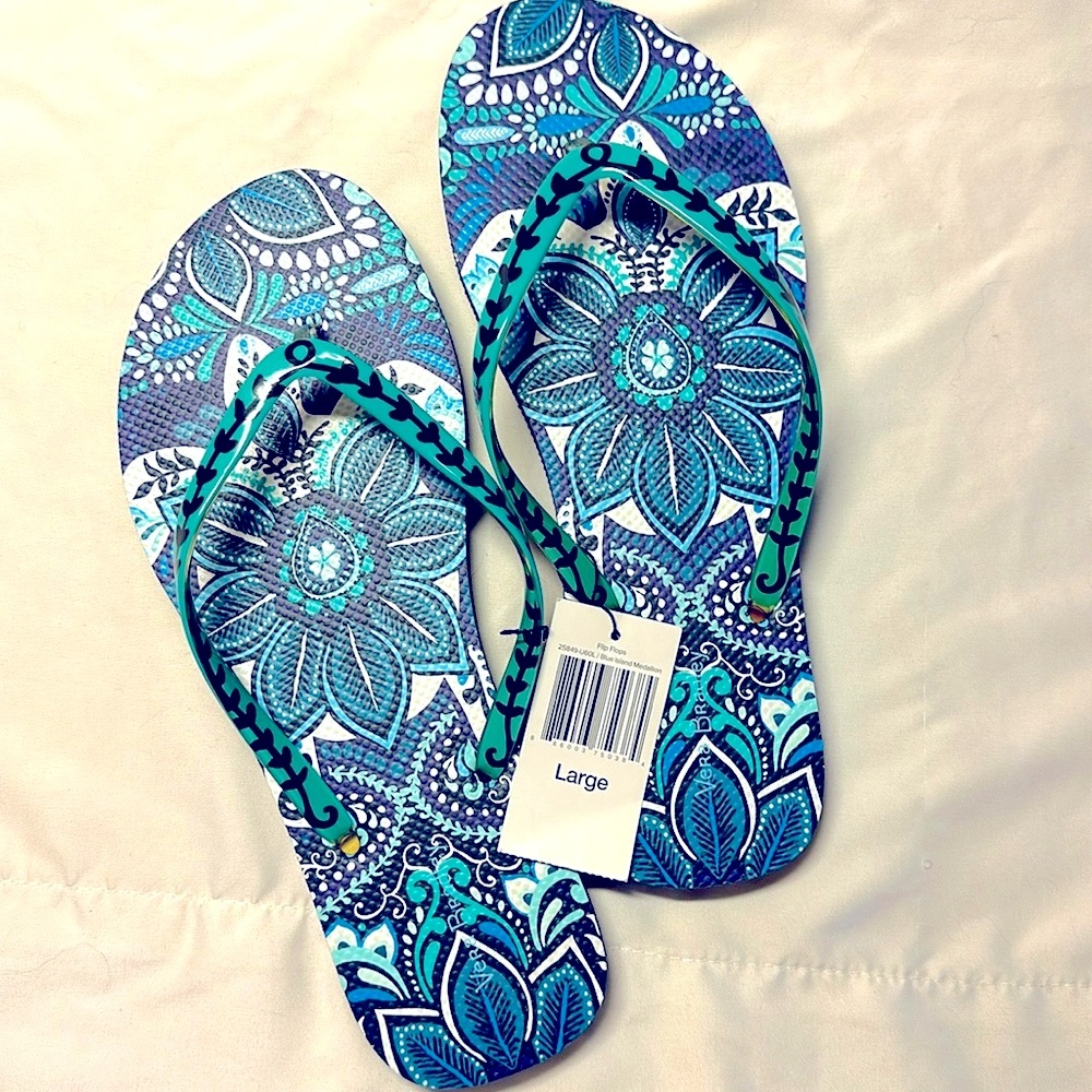 NWT Vera Bradley Blue Island Medallion flip flops lg 9-10 perfect summer sandal